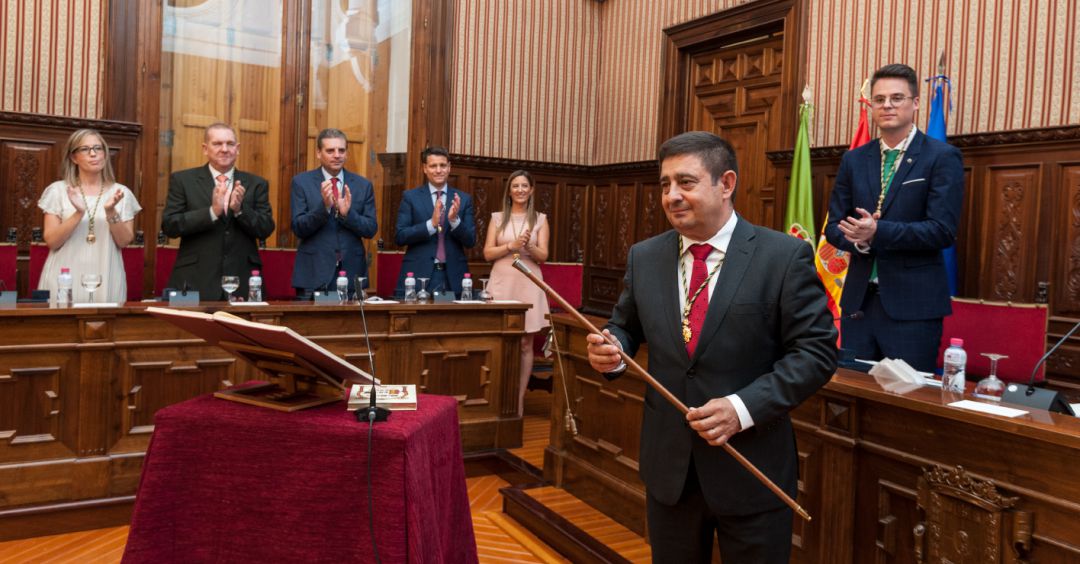 El presidente de la Diputación de Jaén, Francisco Reyes, recoge el bastón de mando. El presidente de la Diputación de Jaén, Francisco Reyes, recoge el bastón de mando.