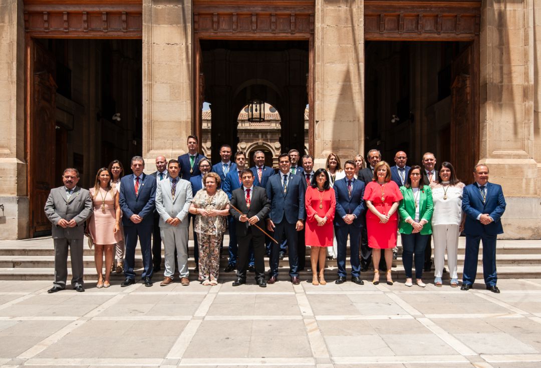 Miembros de la Corporación Provincial para el mandato 2019-2023, tras la toma de posesión de los 27 diputados jiennenses. Miembros de la Corporación Provincial para el mandato 2019-2023, tras la toma de posesión de los 27 diputados jiennenses.