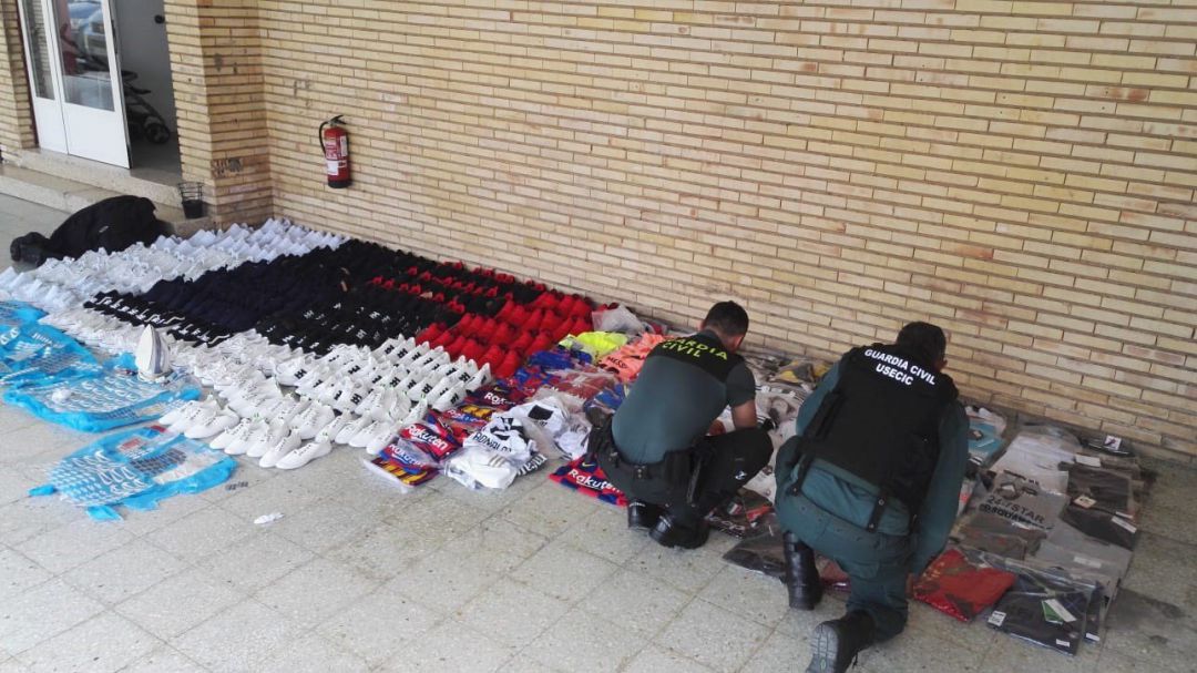 Ropa falsificada interceptada por la Guardia Civil de Navarra. Ropa falsificada interceptada por la Guardia Civil de Navarra.