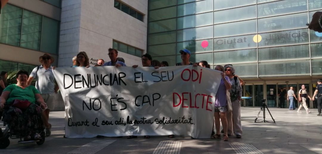 Las tres activistas feministas y LGTBI acusadas por HazteOir se acogen a su derecho a no declarar Las tres activistas feministas y LGTBI acusadas por HazteOir se acogen a su derecho a no declarar