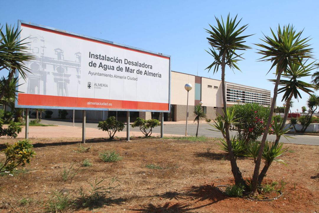 Denuncian en Fiscalía que la desaladora de Almería usa agua procedente de pozos. Denuncian en Fiscalía que la desaladora de Almería usa agua procedente de pozos.