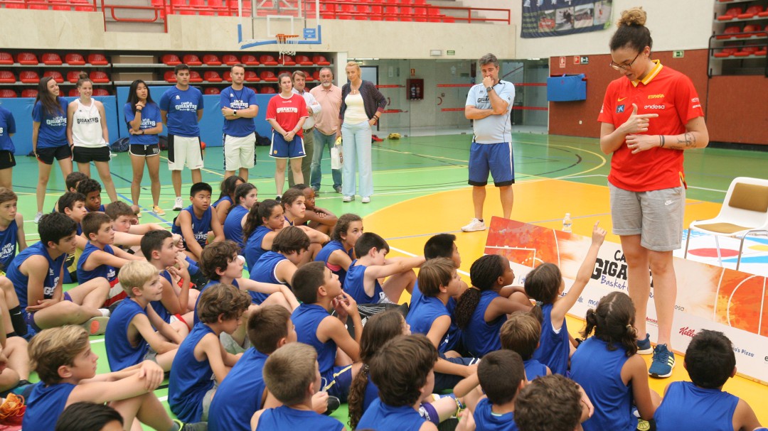 La estrella Laura Nicholls visita el Campus Gigantes Basket Lovers