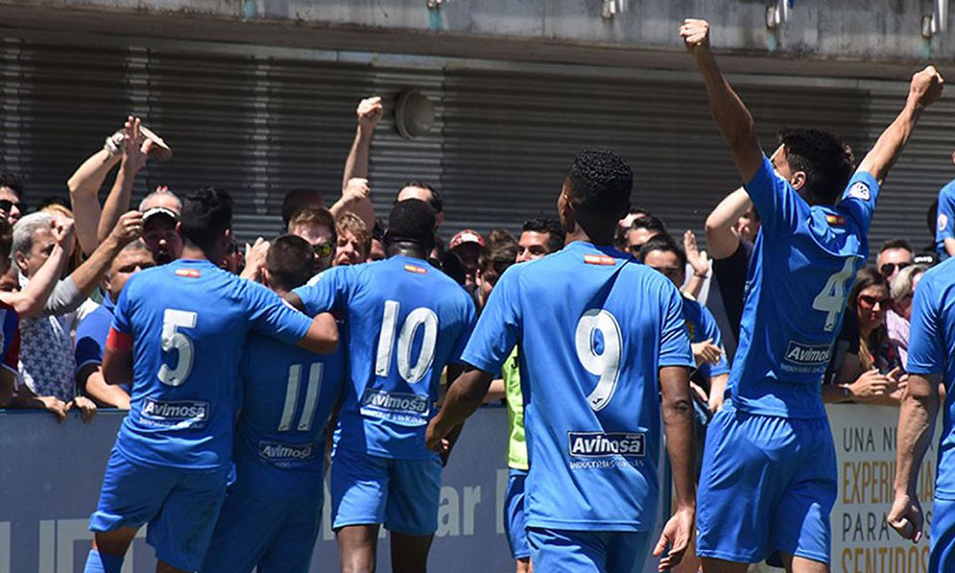 David Prieto (con el 4 a la espalda) celebra un gol con sus compañeros y los aficionados del 'Fernando Torres' David Prieto (con el 4 a la espalda) celebra un gol con sus compañeros y los aficionados del 'Fernando Torres'