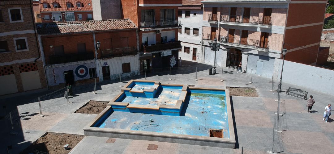 La fuente situada en el centro de la Plaza de España se ha comenzado ya a desmontar. La fuente situada en el centro de la Plaza de España se ha comenzado ya a desmontar.