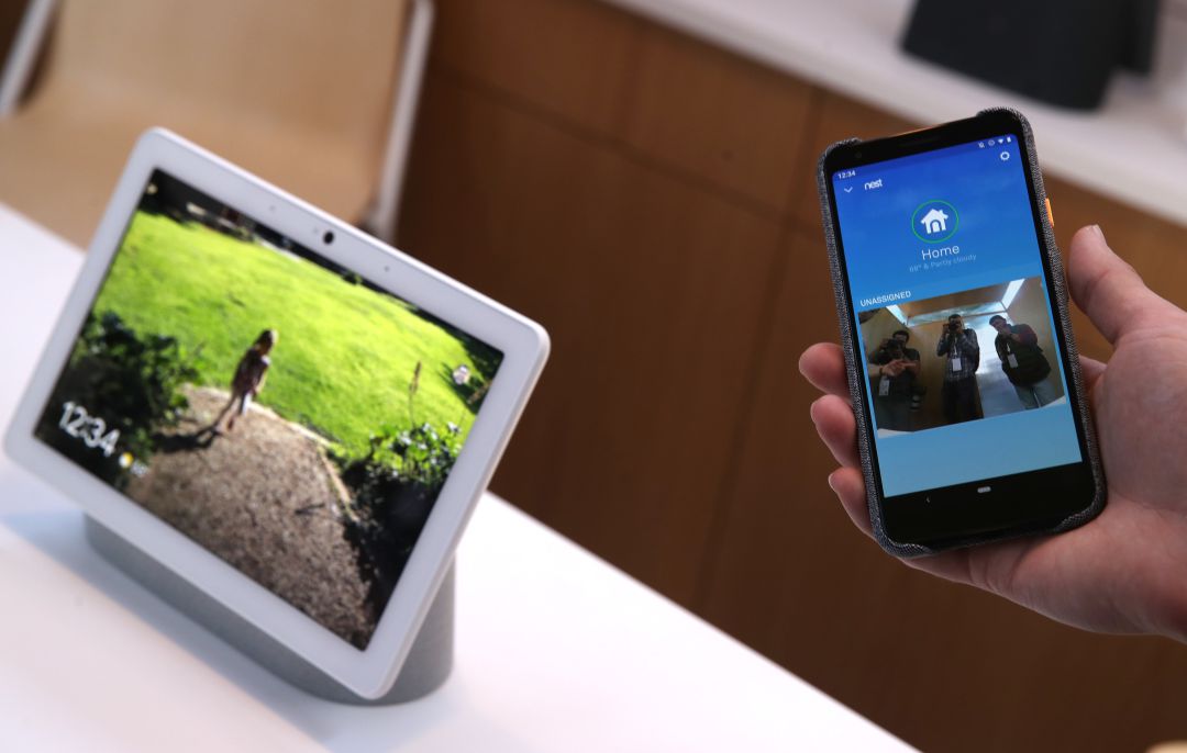 Un usuario utilizando el altavoz inteligente Google Nest Hub. Un usuario utilizando el altavoz inteligente Google Nest Hub.