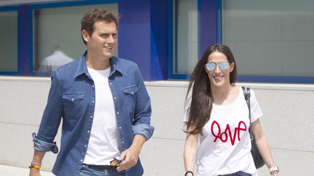 Albert Rivera sale del hospital acompañado de Malú