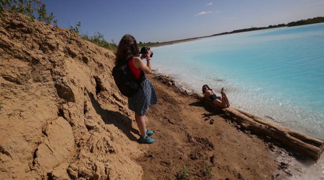 Una turista fotografiándose en el lago. Una turista fotografiándose en el lago.