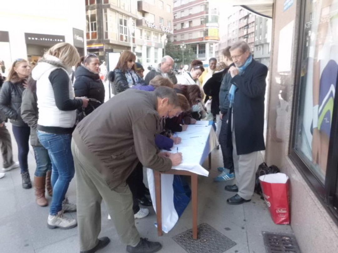 PRB recoge firmas para apoyar la Moción en la que exigen una Unidad de Radioterapia para el Hospital del Bierzo. PRB recoge firmas para apoyar la Moción en la que exigen una Unidad de Radioterapia para el Hospital del Bierzo.