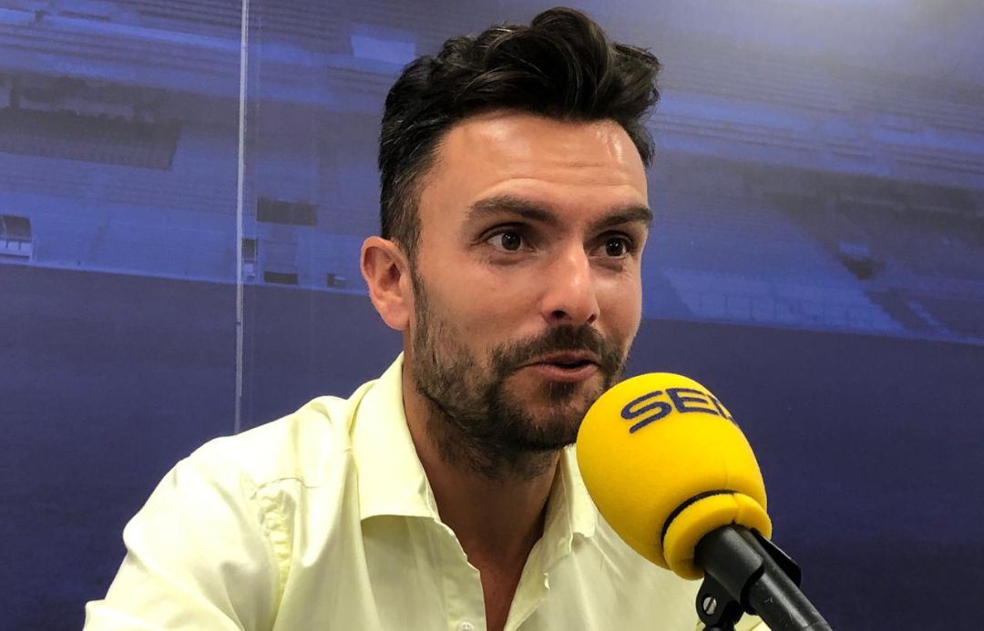 Rubén Albés atendiendo a los micrófonos de la SER Rubén Albés atendiendo a los micrófonos de la SER