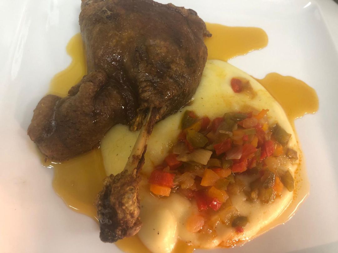Confit de pato glaseado con naranja, puré de patata y verduritas Confit de pato glaseado con naranja, puré de patata y verduritas