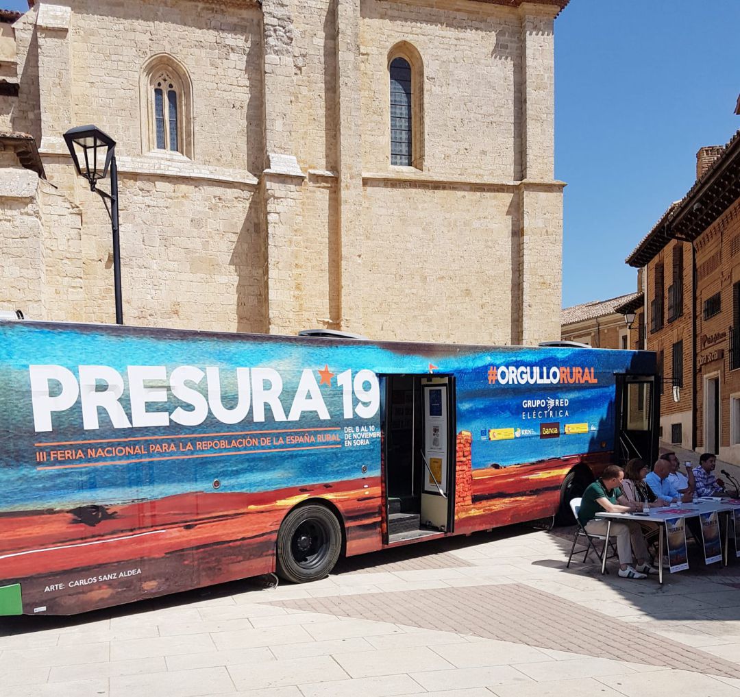 El autobús de la repoblación en Paredes de Nava El autobús de la repoblación en Paredes de Nava