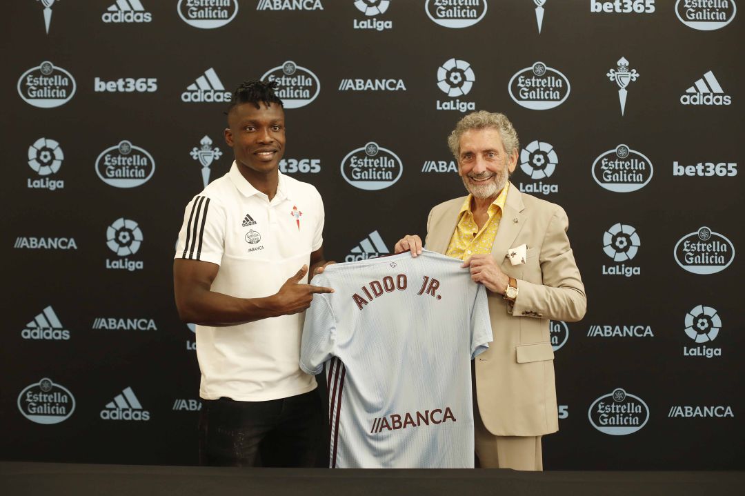 Joseph Aidoo con el presidente del Celta Carlos Mouriño Joseph Aidoo con el presidente del Celta Carlos Mouriño