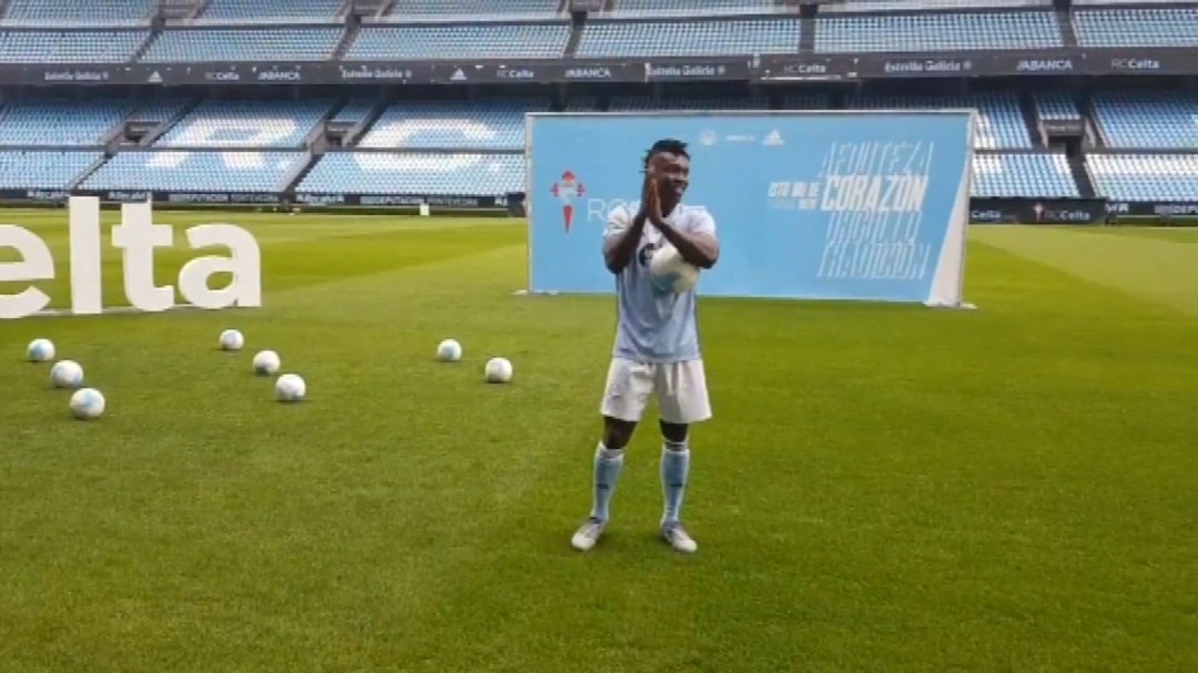 Aidoo viste ya de celeste