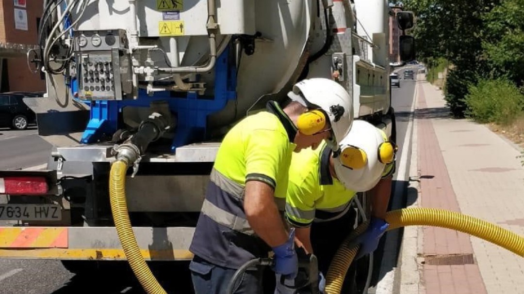 El Ayuntamiento comienza a limpiar los imbornales para evitar futuros problemas cuando llueva