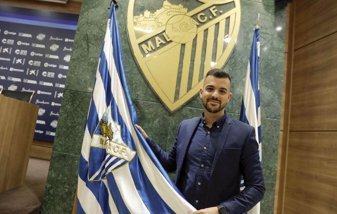 José Herrera, posando con la bandera del Málaga José Herrera, posando con la bandera del Málaga
