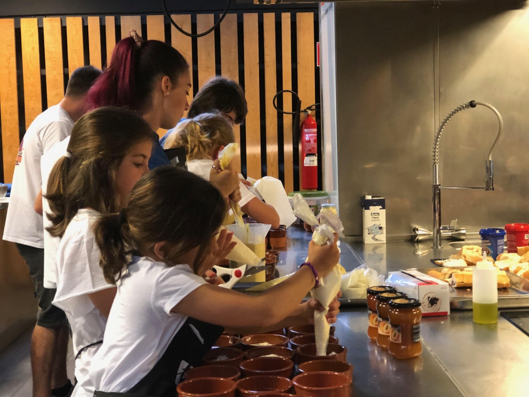 Niñas y niños preparando un goxua en las colonias gastronómicas de la Fundación Abastos Niñas y niños preparando un goxua en las colonias gastronómicas de la Fundación Abastos