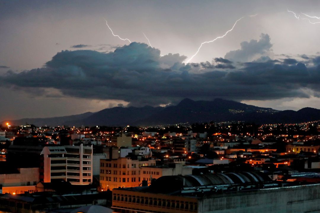 Vista de una tormenta eléctrica este domingo, en el sur de Ciudad de Guatemala (Guatemala). Vista de una tormenta eléctrica este domingo, en el sur de Ciudad de Guatemala (Guatemala).