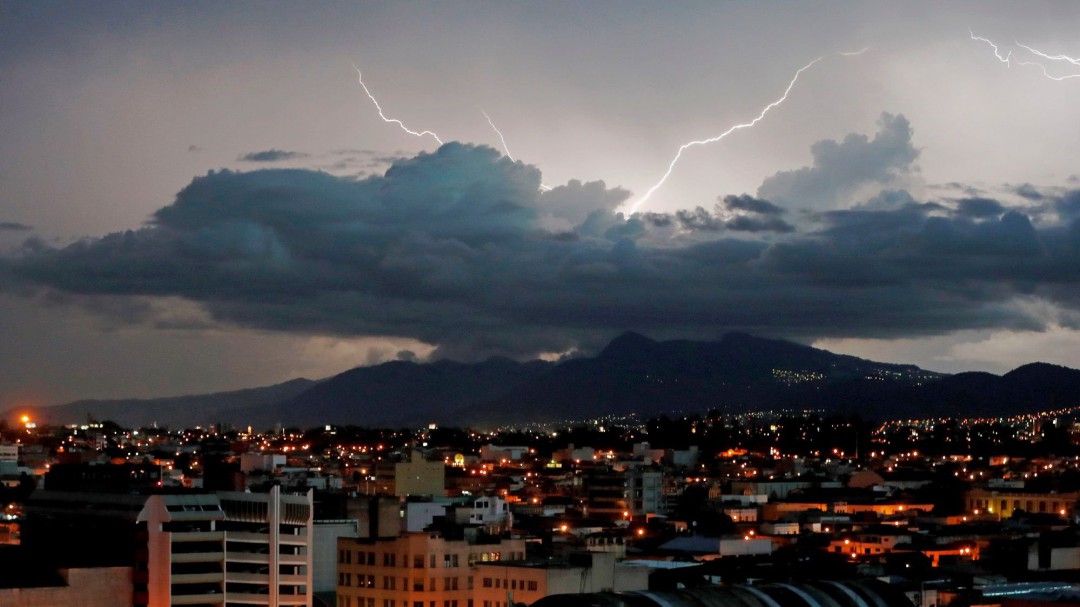Barry llega a Luisiana como tormenta tropical y con riesgo de inundaciones