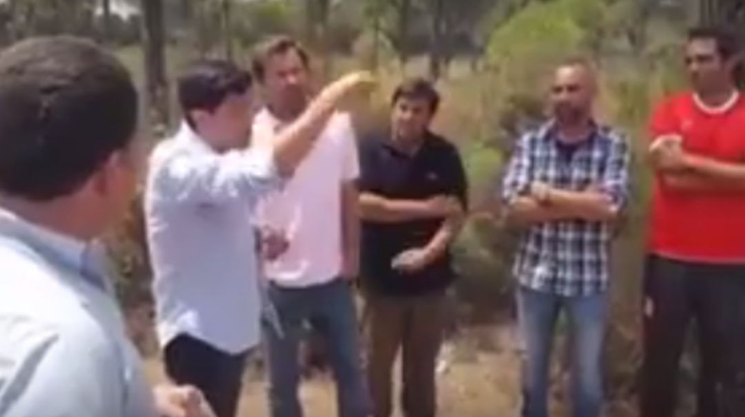 Alberto Fernández, vicepresidente del PP de Huelva, se dirige a agricultores de Lucena del Puerto. Alberto Fernández, vicepresidente del PP de Huelva, se dirige a agricultores de Lucena del Puerto.