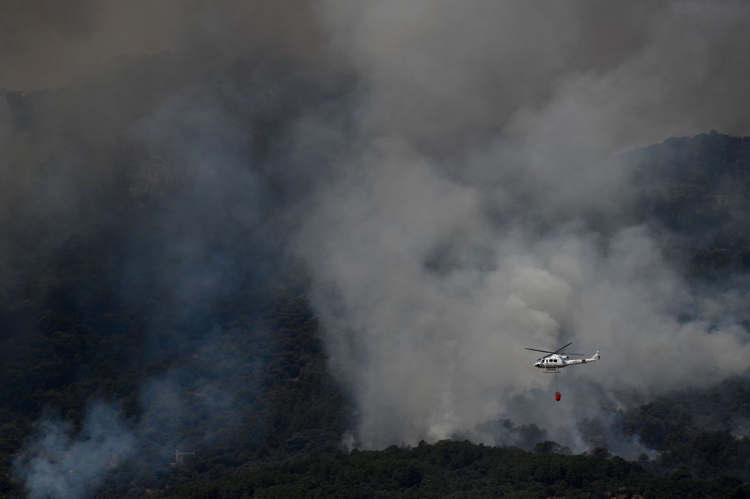 Un helicóptero sobrevuela el incendio en Cadalso de los Vidrios Un helicóptero sobrevuela el incendio en Cadalso de los Vidrios