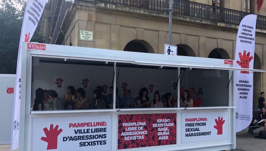 Punto de información situado en la Plaza del Castillo Punto de información situado en la Plaza del Castillo