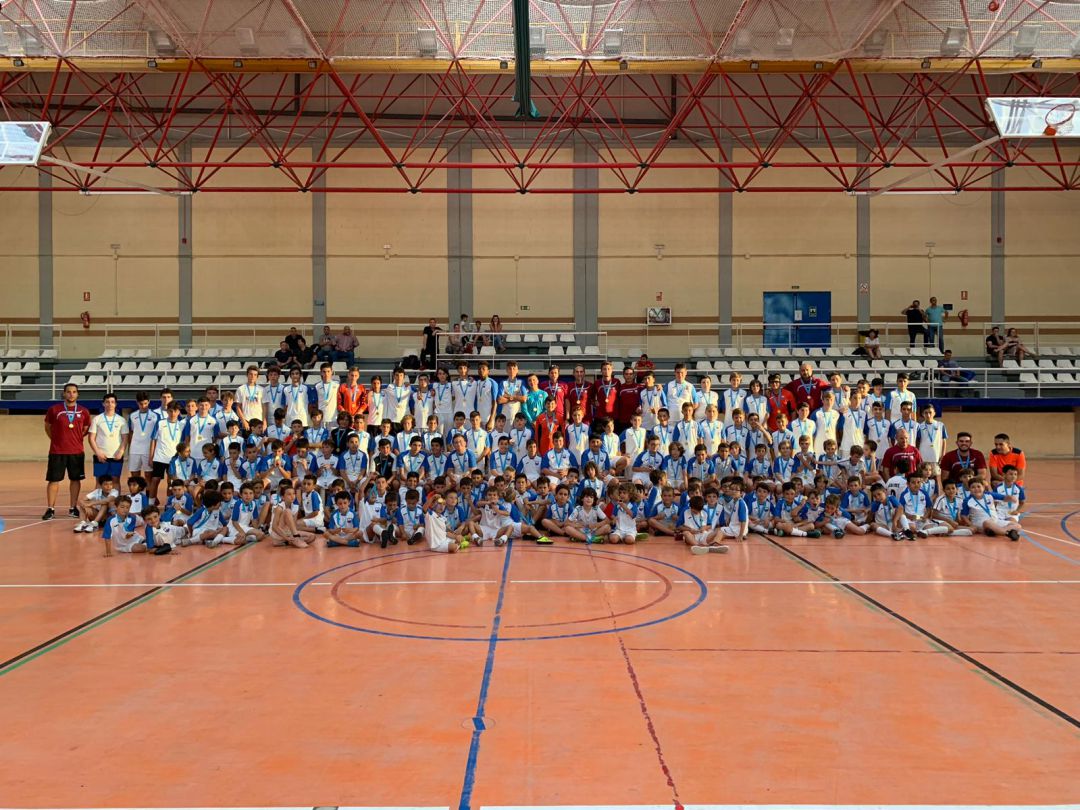 Los futbolistas de la escuela TAE con sus entrenadores. Los futbolistas de la escuela TAE con sus entrenadores.