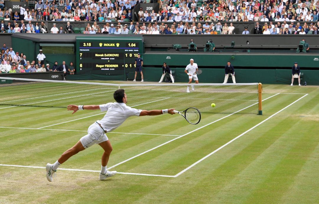 Djokovic y Federer durante la final de Wimbledon 2019 Djokovic y Federer durante la final de Wimbledon 2019