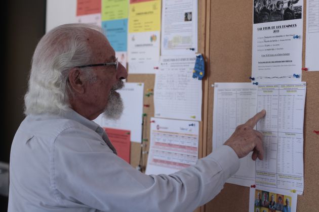 Jaime Moreno, uno de los habitantes de Trabensol, consultando el tablón Jaime Moreno, uno de los habitantes de Trabensol, consultando el tablón