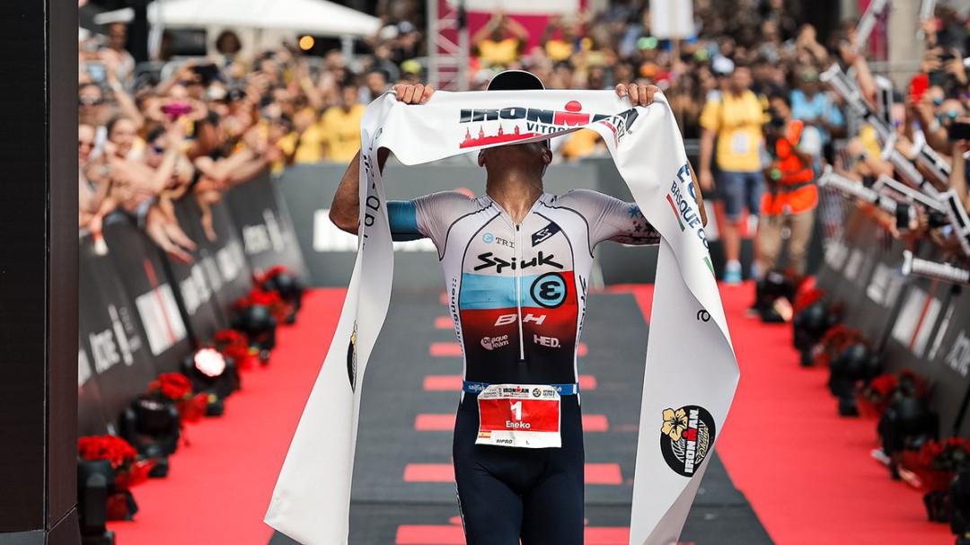 Eneko Llanos y Heather Jackson se imponen en el Ironman de Vitoria