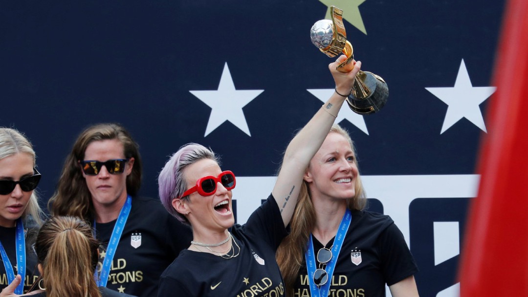 El vídeo de Rapinoe firmando autógrafos que desmiente su mal comportamiento hacia los seguidores