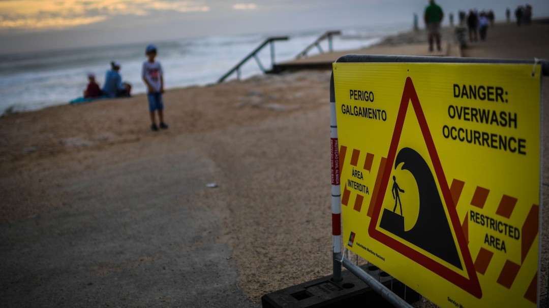 Las playas de la desembocadura del Tajo al sur en Lisboa cierran en temporada alta