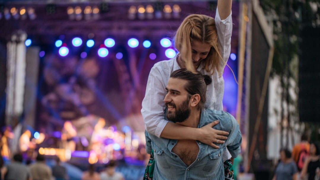 Ligar en festivales ahora es (más) posible (aún) gracias a Tinder Festival Mode