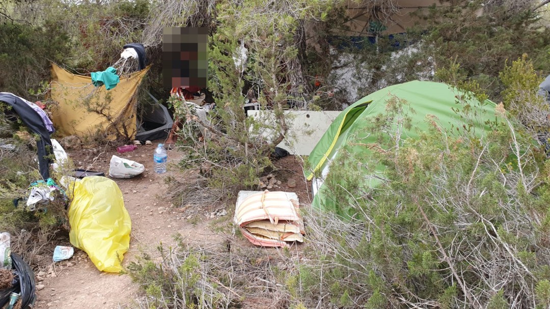 Desmantelan en Sant Antoni asentamientos ilegales y retiran 600 kilos de basura