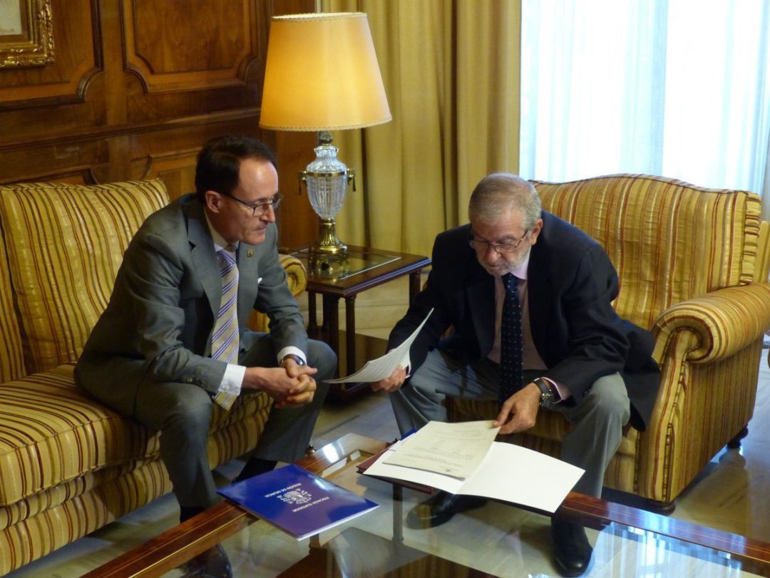 El fiscal jefe de la Comunidad Autónoma, José Luis Díaz Manzanera, hace entrega de la memoria de la Fiscalía al presidente de la Asamblea El fiscal jefe de la Comunidad Autónoma, José Luis Díaz Manzanera, hace entrega de la memoria de la Fiscalía al presidente de la Asamblea