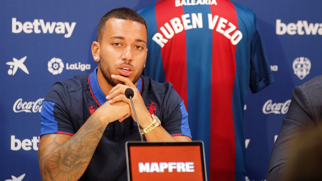 Vezo: "Sé que el club se ha esforzado por mí y la afición me quiere"