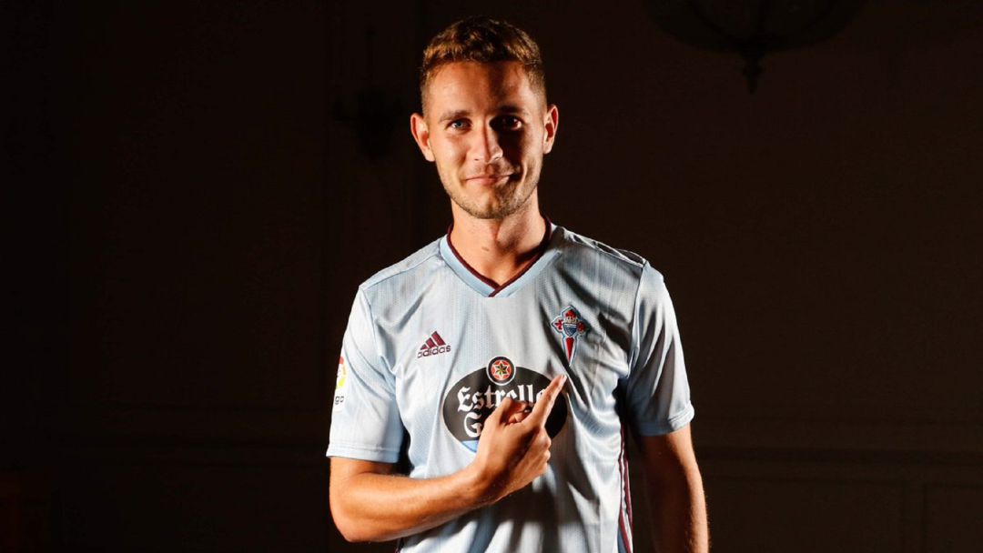 Jorge Sáenz posando con la camiseta del Celta. Jorge Sáenz posando con la camiseta del Celta.