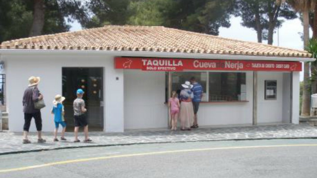 Roban 30.000 euros de la recaudación del fin de semana en las Cuevas de Nerja
