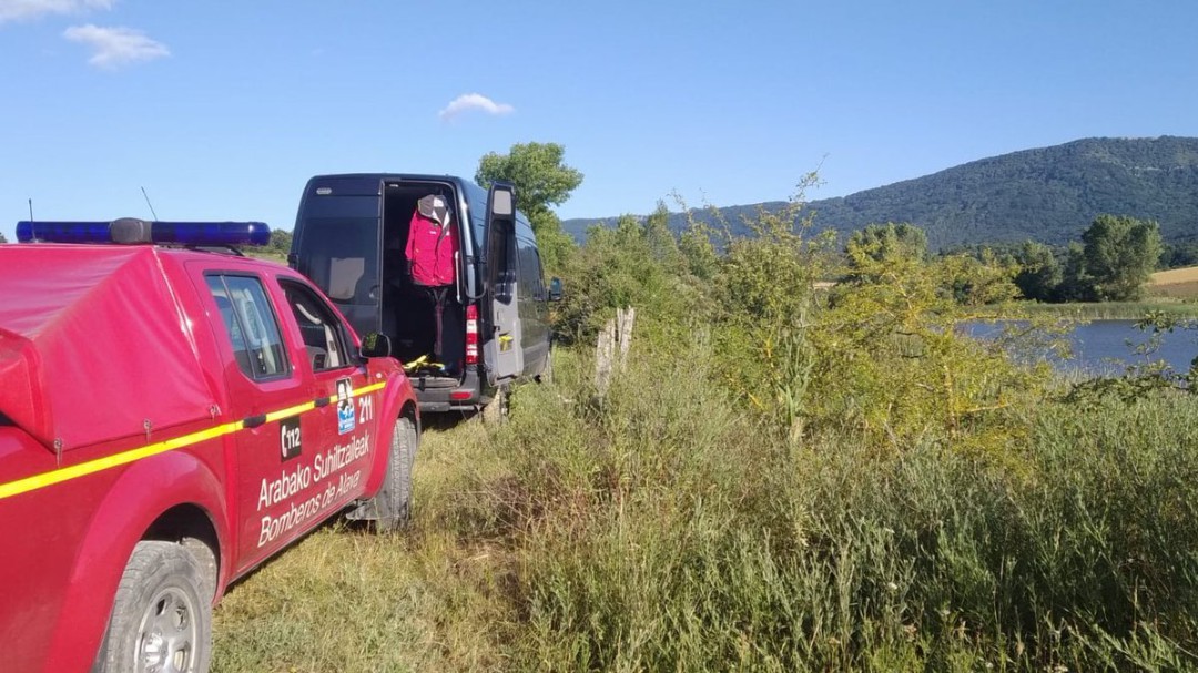 Aparece el cadáver de un hombre en una balsa de Langarika