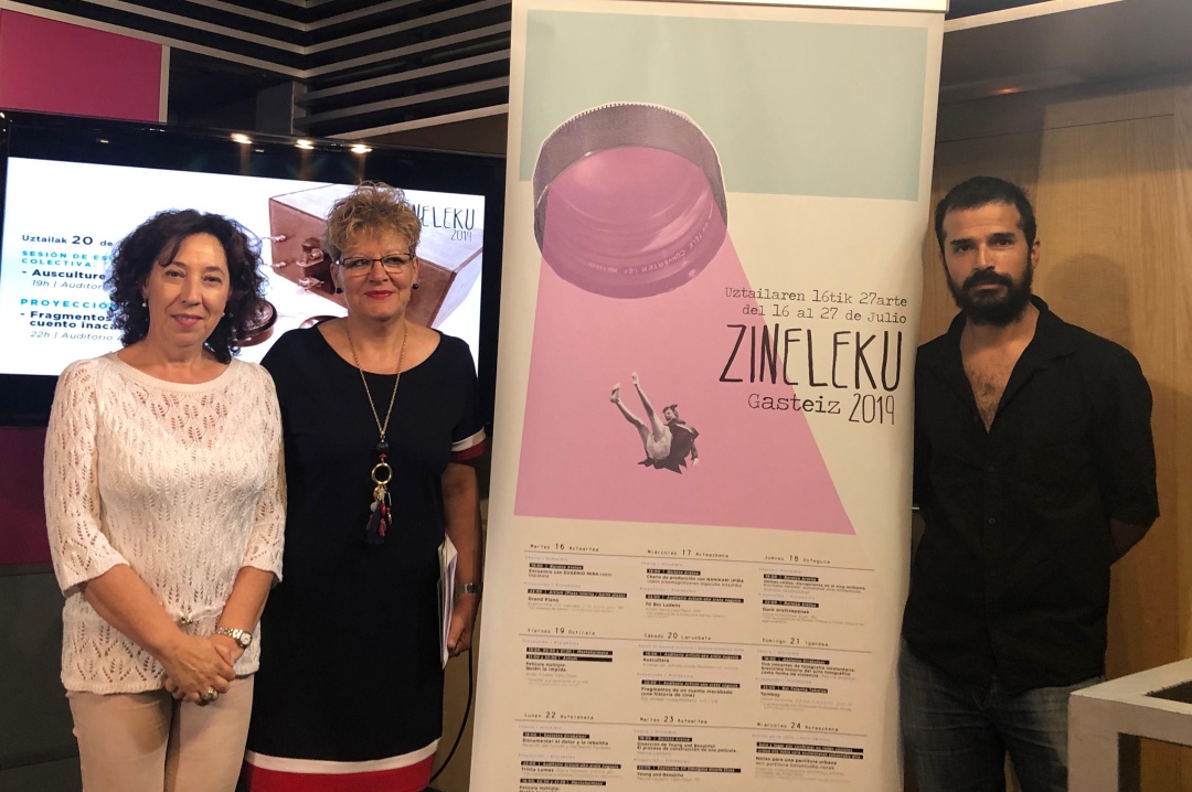 La diputada foral de Cultura y Deporte, Ana del Val, la concejala de Juventud del Ayuntamiento de Vitoria-Gasteiz, Miren Fernández de Landa y el director del programa, Ricardo del Conde en la presentación de la agenda abierta de Zineleku La diputada foral de Cultura y Deporte, Ana del Val, la concejala de Juventud del Ayuntamiento de Vitoria-Gasteiz, Miren Fernández de Landa y el director del programa, Ricardo del Conde en la presentación de la agenda abierta de Zineleku