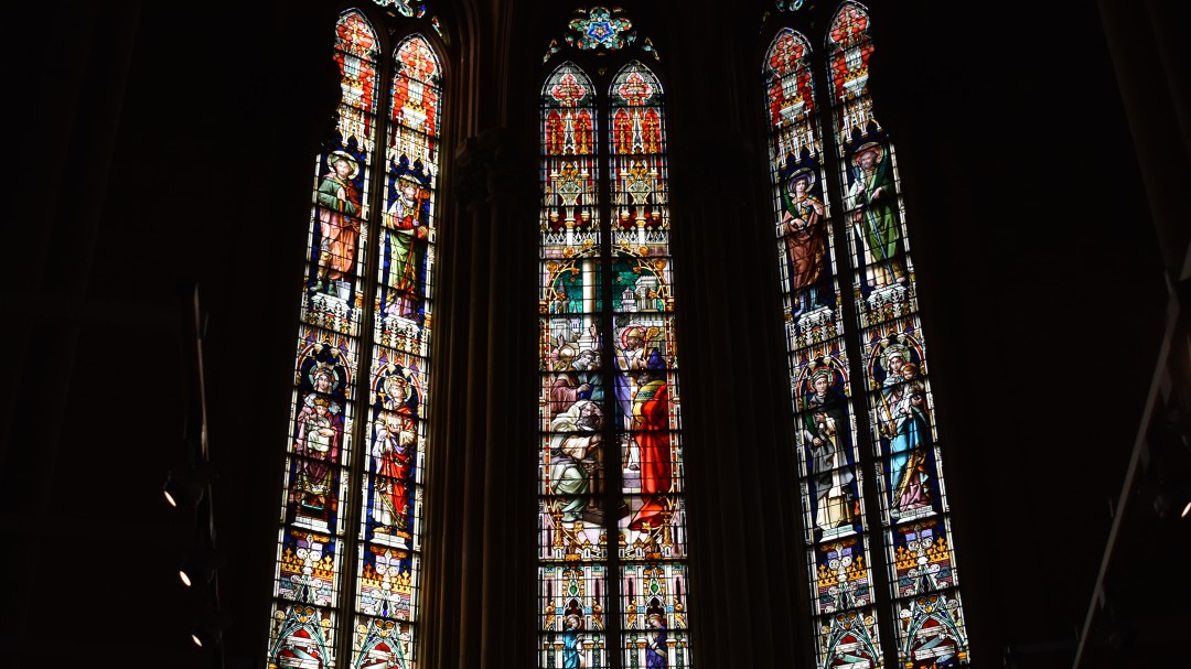 Vidrio, color y luz: magia e historia de las vidrieras de la Catedral nueva