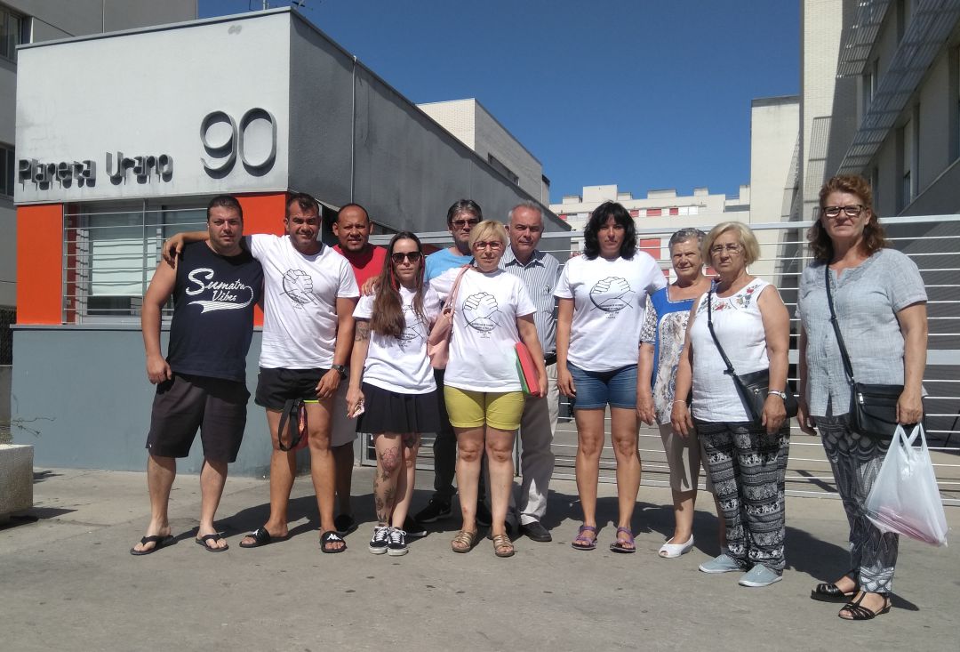 Vecinos de la calle Planeta Urano 90 de Parla (Madrid) denuncian la gestión de sus viviendas por parte del fondo Lazora. Vecinos de la calle Planeta Urano 90 de Parla (Madrid) denuncian la gestión de sus viviendas por parte del fondo Lazora.