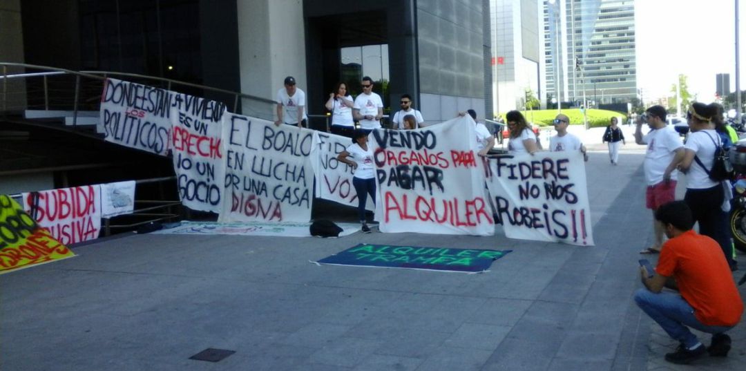 Vecinos del Ensanche de Vallecas (Madrid) se manifiestan frente a la sede de Fidere, filial del fondo de inversión Blackstone, para protestar contra la subida de sus alquileres. Vecinos del Ensanche de Vallecas (Madrid) se manifiestan frente a la sede de Fidere, filial del fondo de inversión Blackstone, para protestar contra la subida de sus alquileres.