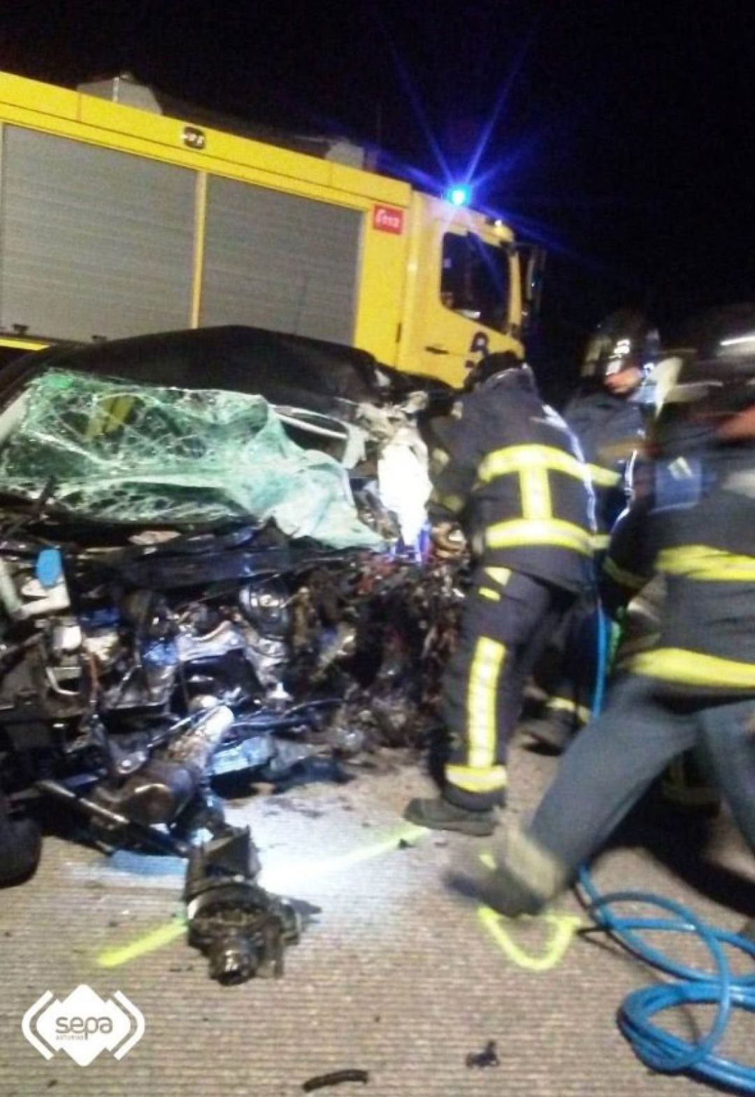Los coches imiplicados han quedado totalmente destrozados fruto de la violencia del impacto. Los coches imiplicados han quedado totalmente destrozados fruto de la violencia del impacto.