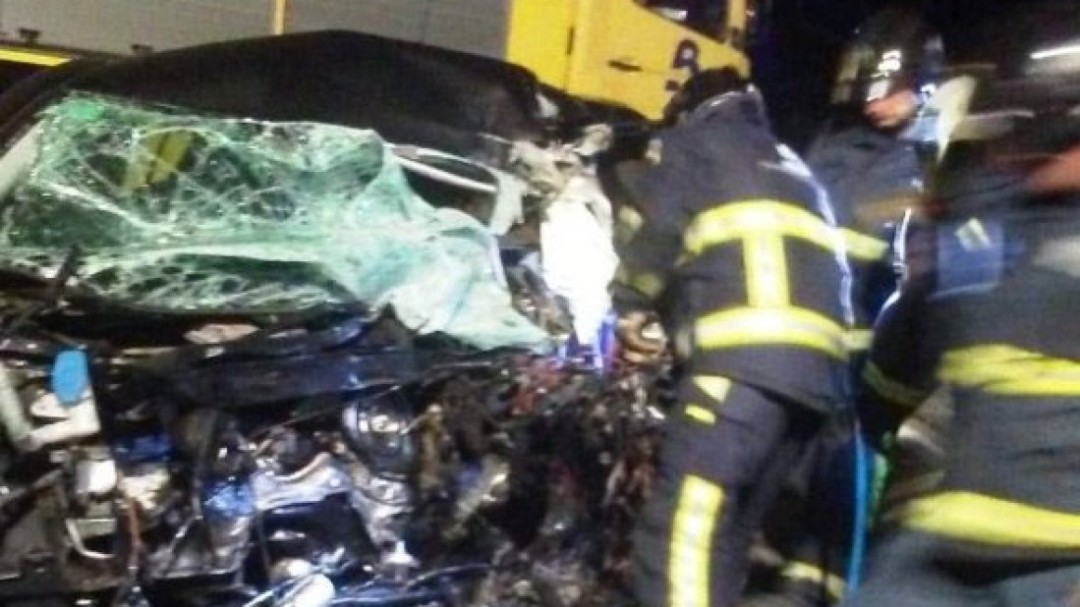 Un conductor kamikaze se mata en la autopista y causa cinco heridos