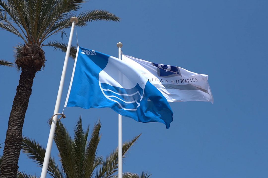 Ya ondean las banderas azules y Q de Calidad en las playas de Cartagena Ya ondean las banderas azules y Q de Calidad en las playas de Cartagena