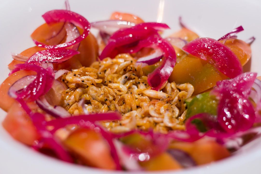 Ensalada de tomates raft y camarón salinero salteado en wok Ensalada de tomates raft y camarón salinero salteado en wok
