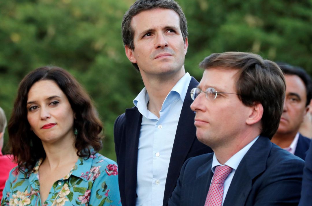 La candidata del PP a la Presidencia de la Comunidad de Madrid, Isabel Díaz Ayuso (i), junto al presidente del Partido Popular, Pablo Casado (c), y el alcalde de Madrid, José Luis Martínez-Almeida (d) La candidata del PP a la Presidencia de la Comunidad de Madrid, Isabel Díaz Ayuso (i), junto al presidente del Partido Popular, Pablo Casado (c), y el alcalde de Madrid, José Luis Martínez-Almeida (d)