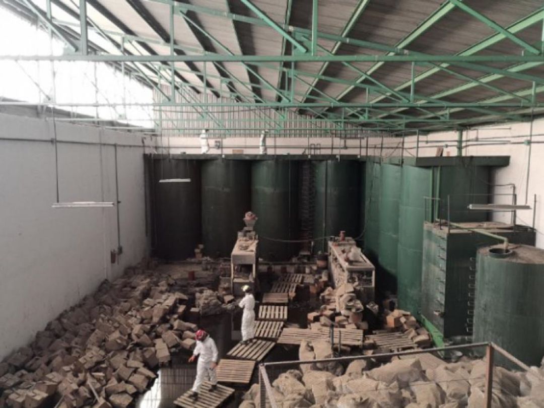 Revisión de la nave donde apareció el aceite de colza Revisión de la nave donde apareció el aceite de colza