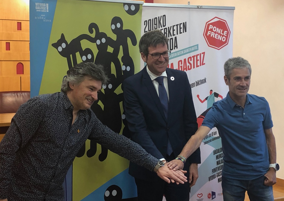 El alcade de Vitoria-Gasteiz, Gorka Urtaran, junto al director del Festval, Joseba Fiestras y el atleta Martin Fiz. El alcade de Vitoria-Gasteiz, Gorka Urtaran, junto al director del Festval, Joseba Fiestras y el atleta Martin Fiz.
