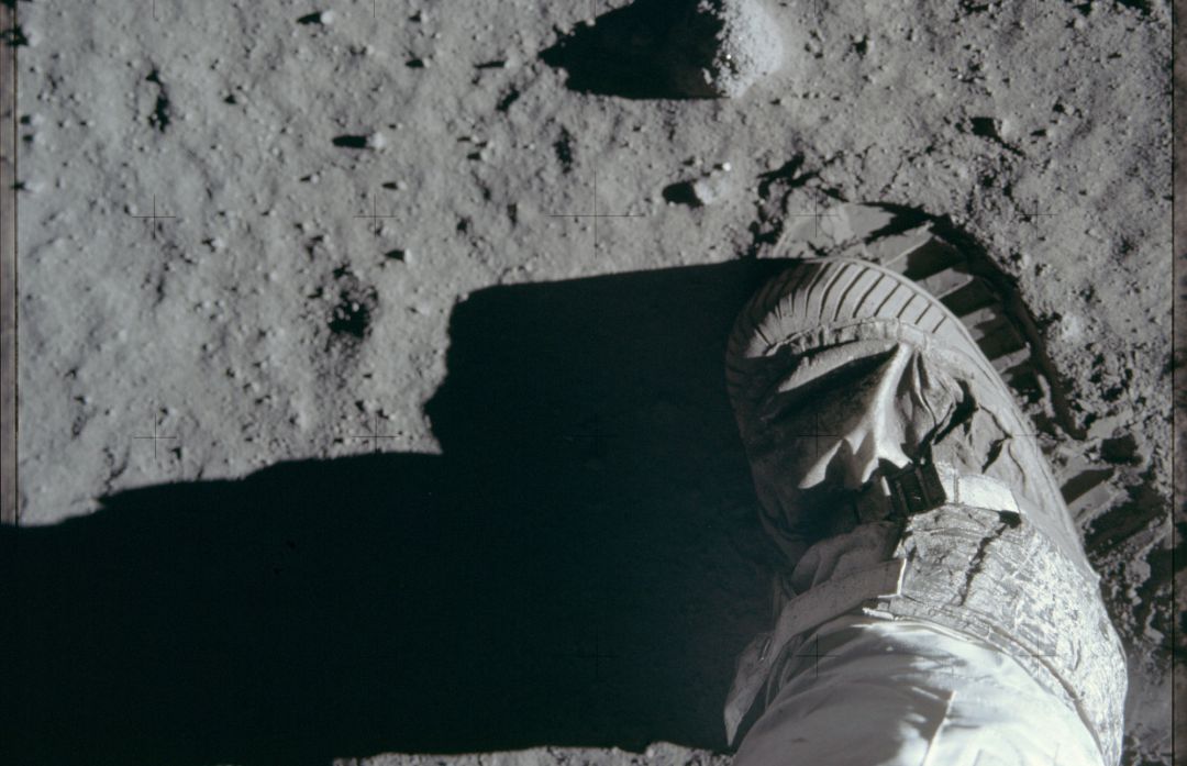Un astronauta dejando su huella en la Luna. Un astronauta dejando su huella en la Luna.